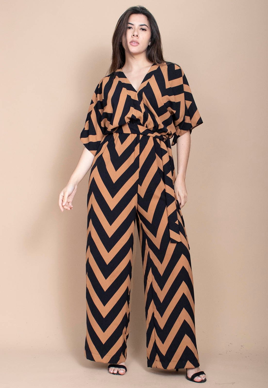 Imagem principal Macacão Cabanafree Longo Estampa Linhas Urbanas Marrom Cabanafree preto