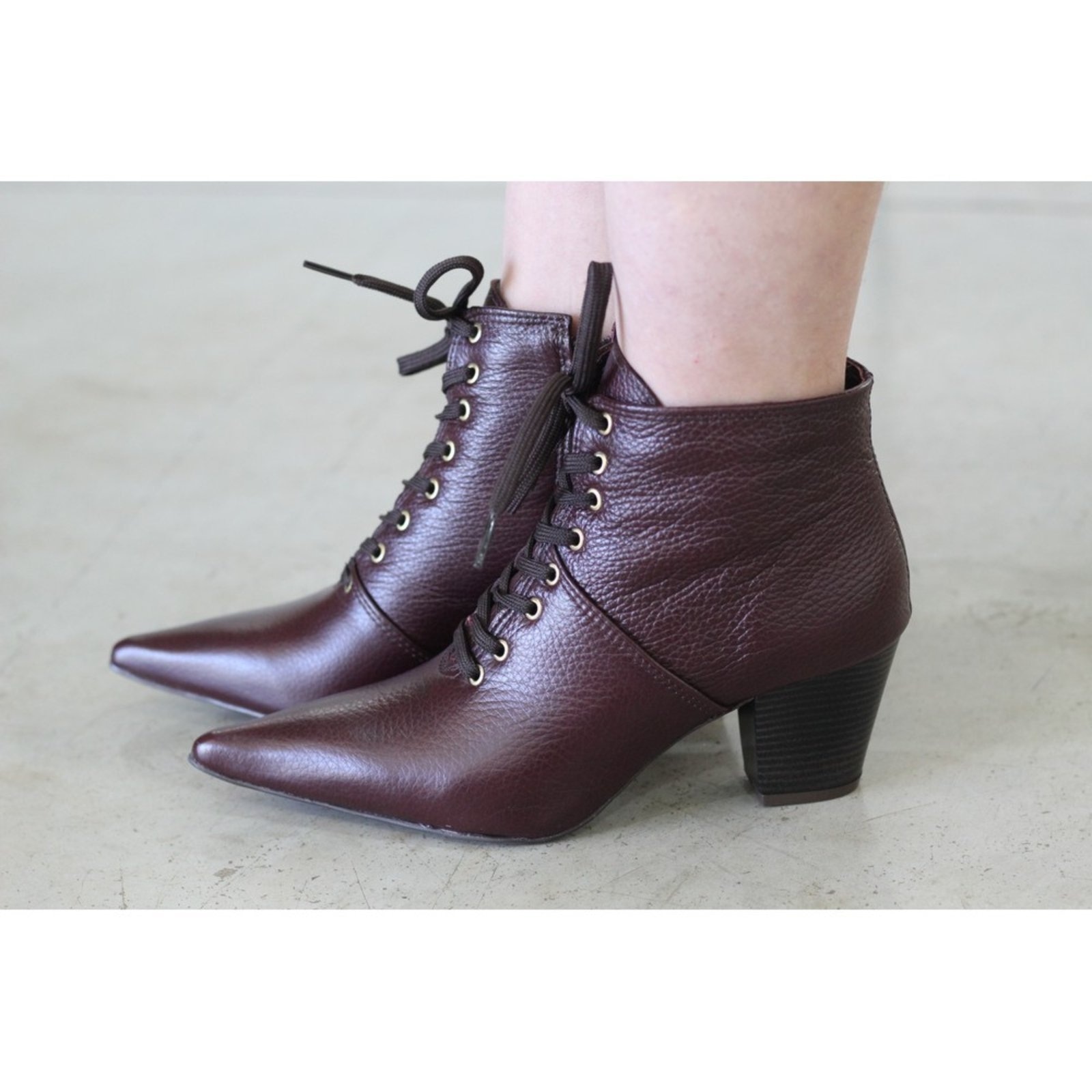 Imagem principal Bota Feminina Com Cadarço Bico Fino Cano Curto Couro Salto 6 CM Merlot Spinelli vinho