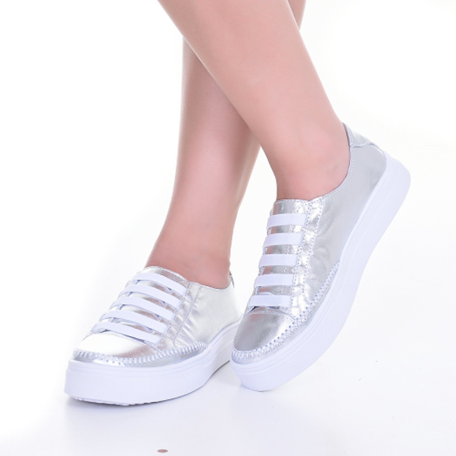 Imagem principal Tênis Feminino Sola Alta De Couro Com Elástico Prateado ROMEU E JULIETA SHOES prata