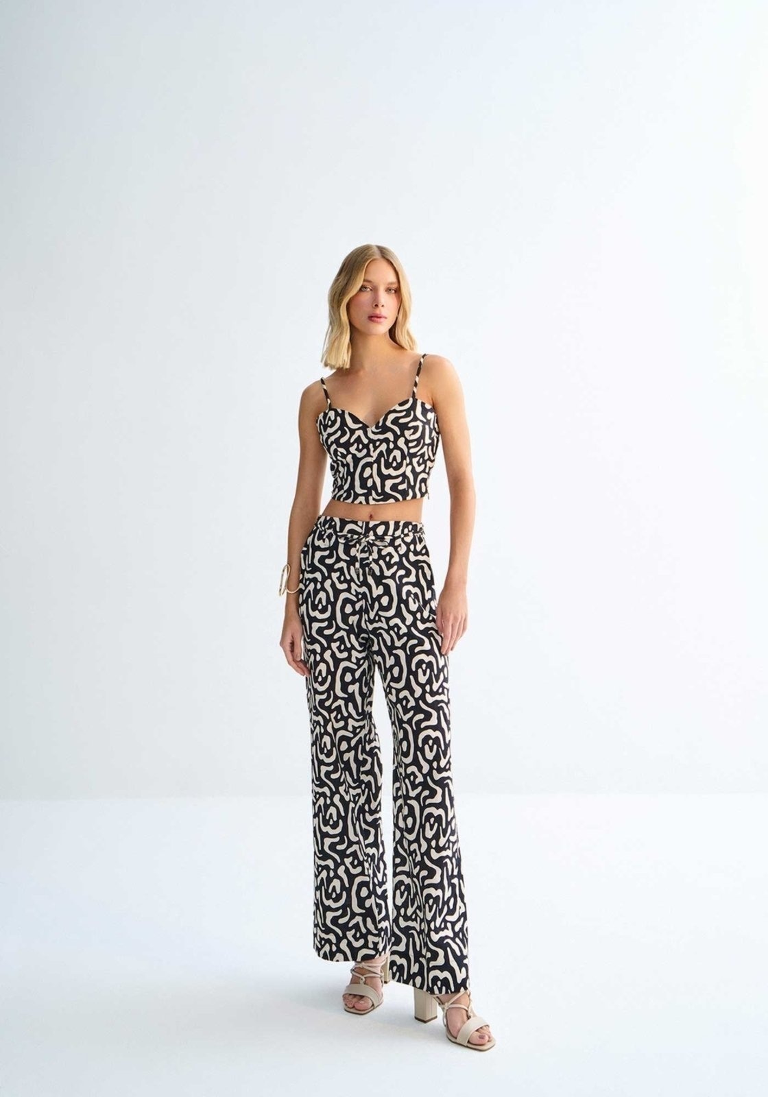 Imagem principal Calça Reta Cintura Alta em Linho Animal Print com Cinto Lez a Lez preto