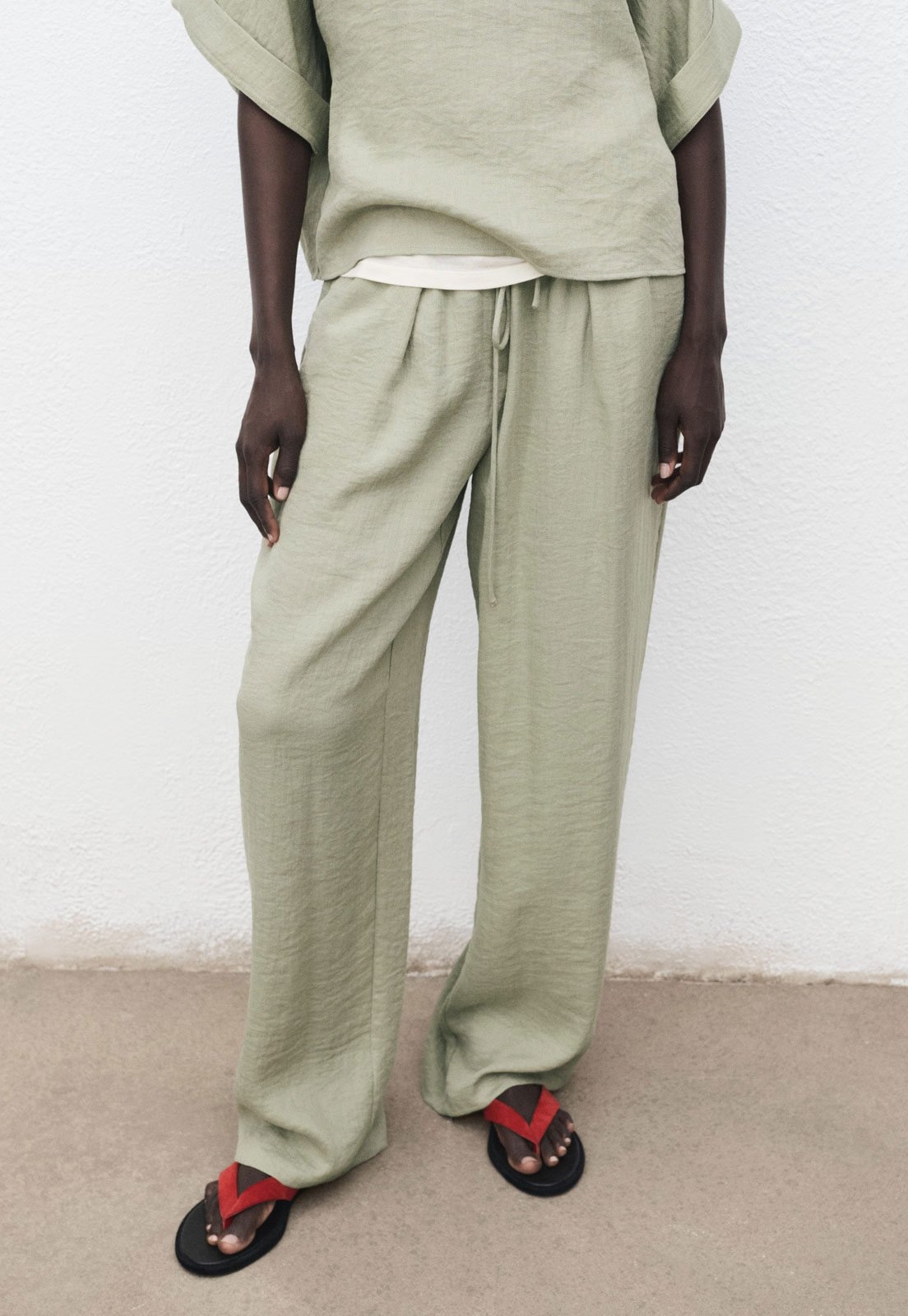 Imagem principal Calça Feminina Mango Ampla Claro Mango verde