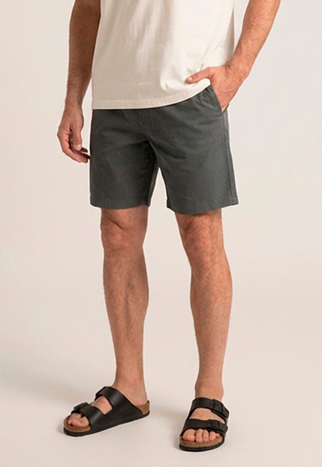 Imagem principal Bermuda Masculina Sarja Slim Fit com Cós Elástico e Cordão Conforto Mobilidade e Estilo Casual Macaw cinza