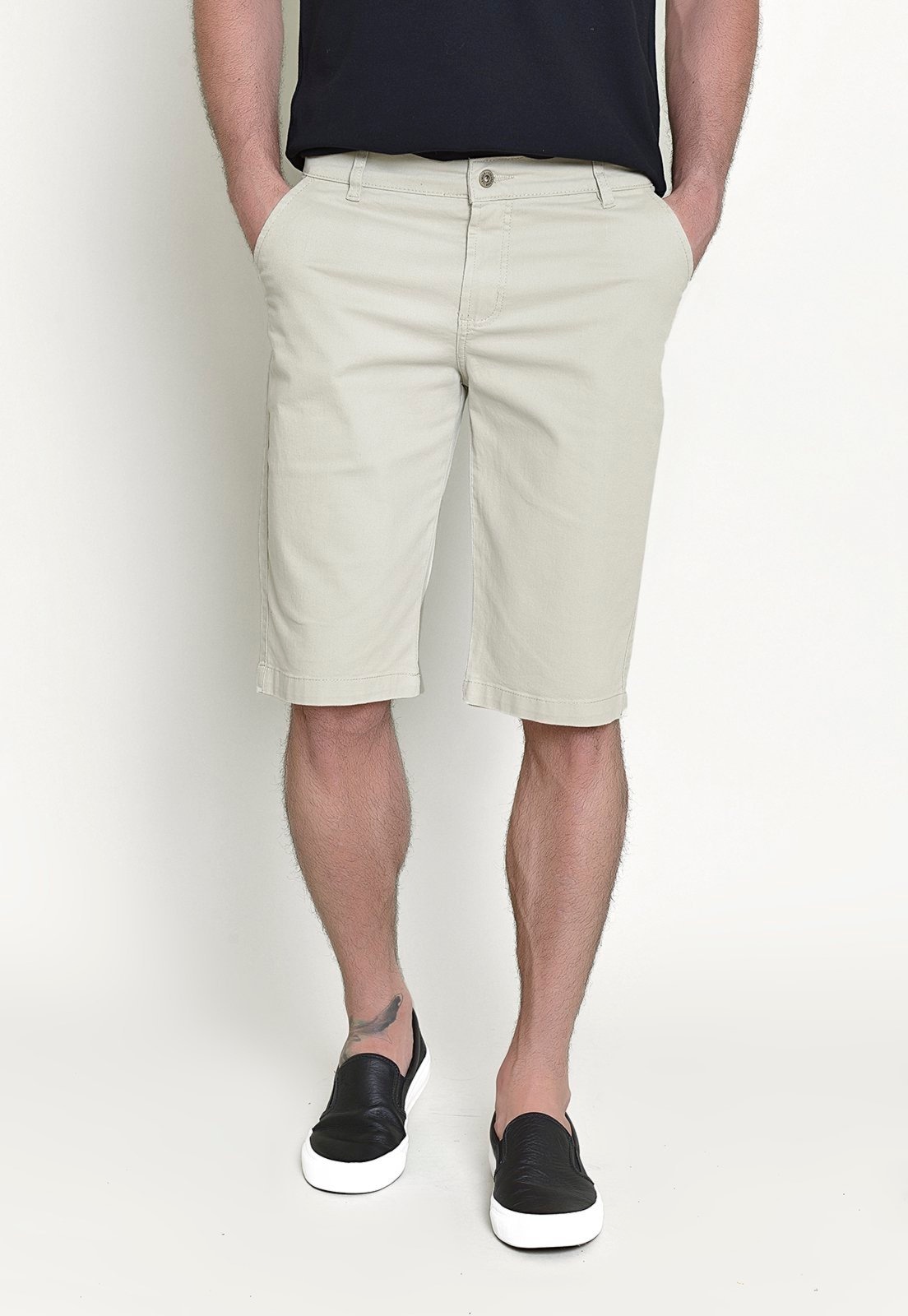 Imagem principal Bermuda Slim Sarja Lemier Collection com Bolso-Faca Color Areia Lemier Jeans bege