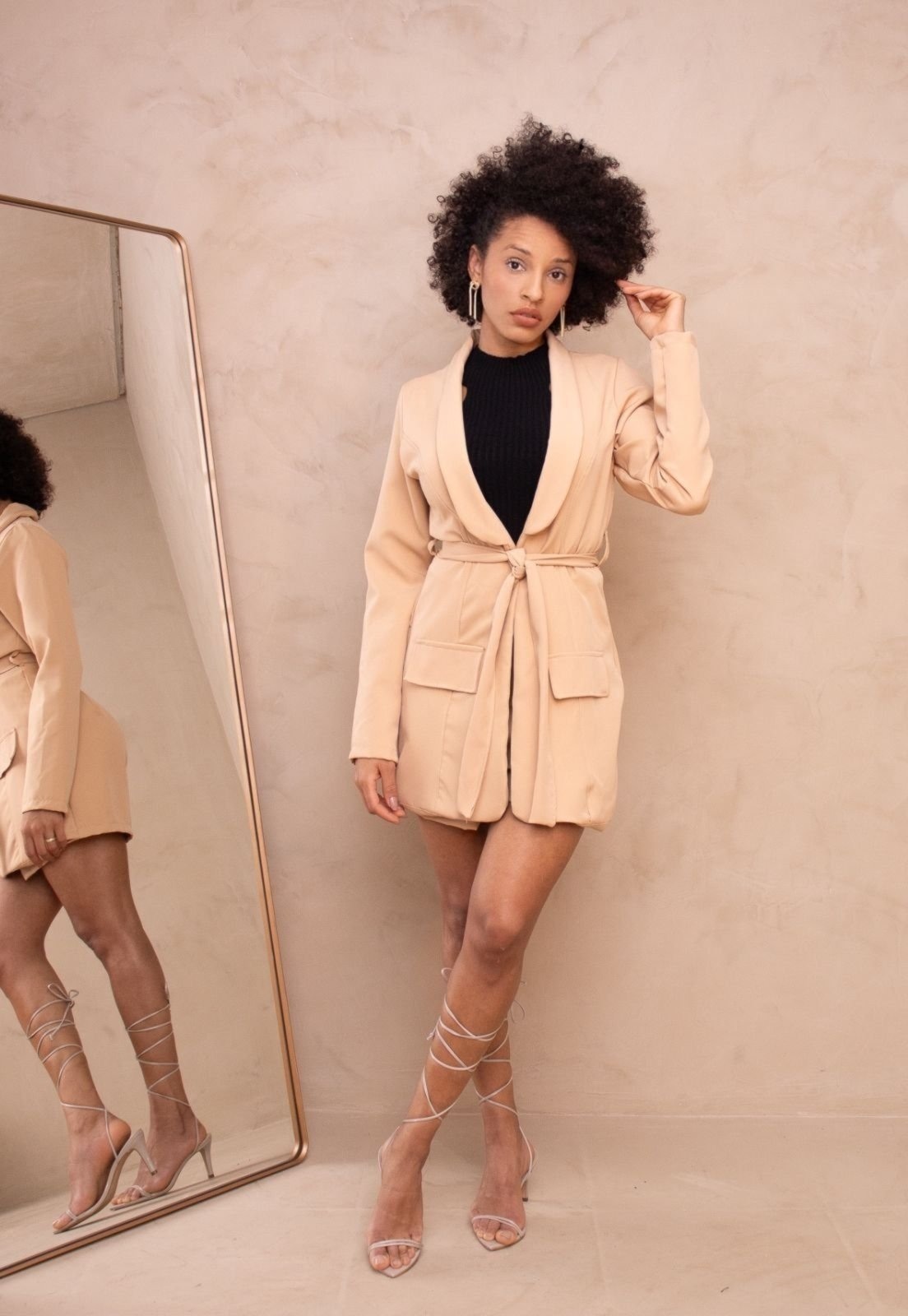 Imagem principal Macaquinho Alfaiataria Manga Longa Elegante Cia do Vestido bege