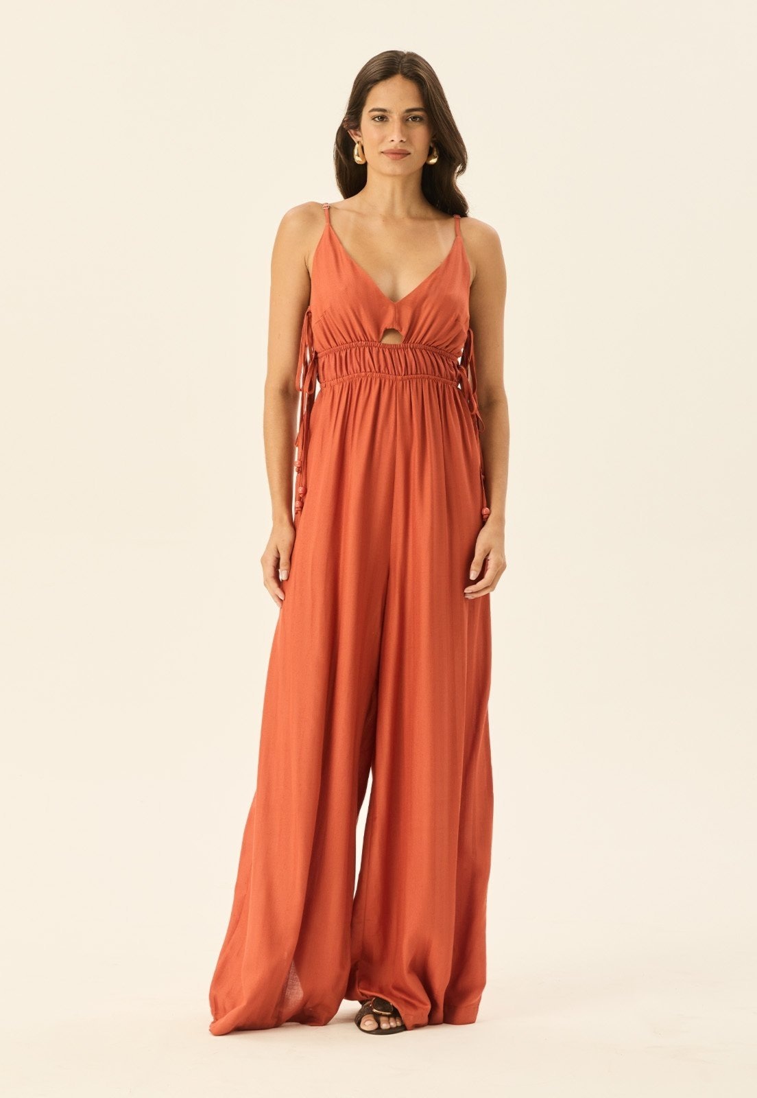 Imagem principal Macacão Decote V Túnel CaCay marrom