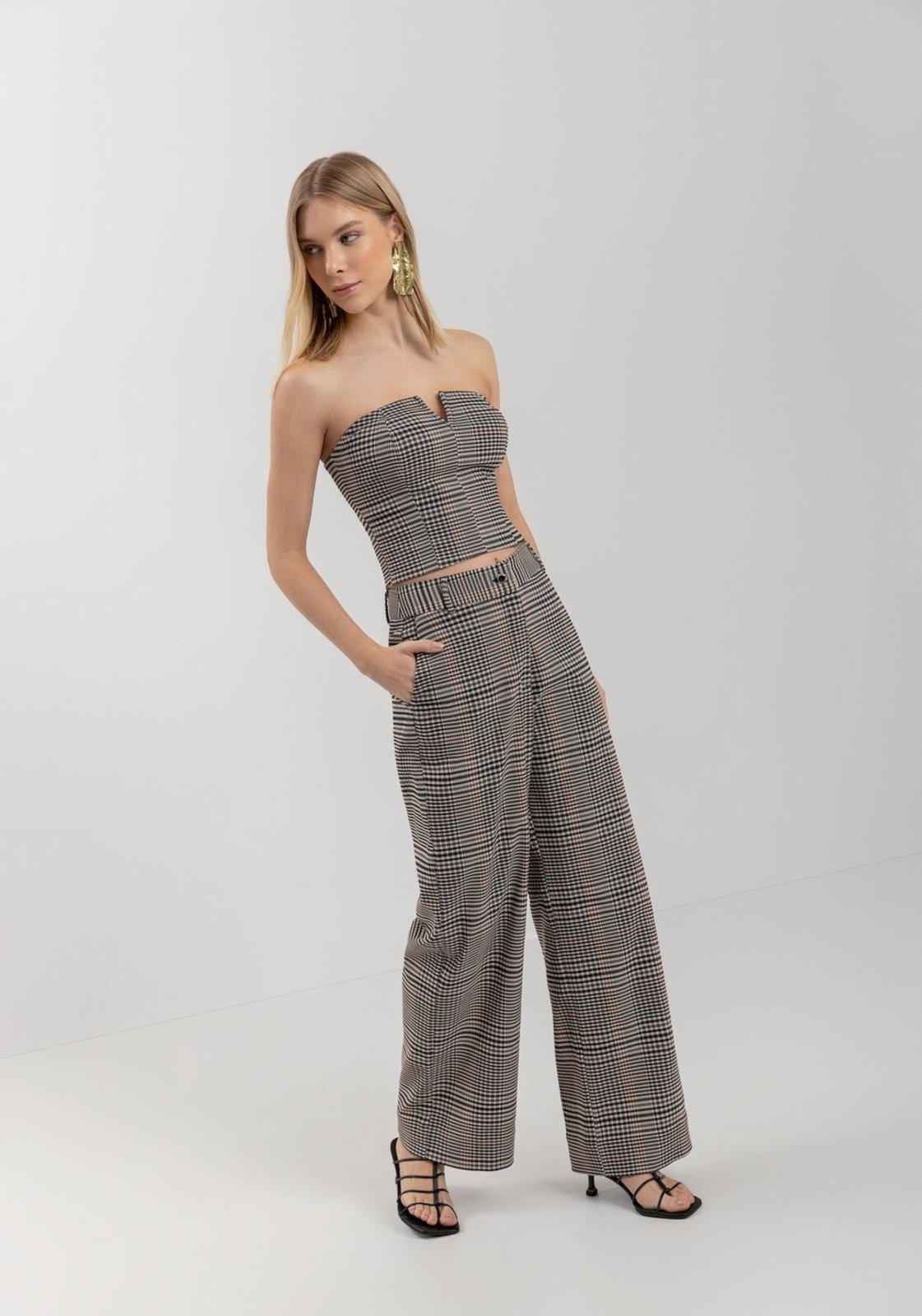 Imagem principal Calça Lez a Lez Reta Xadrez Com Cintura Alta E Bolsos Funcionais Lez a Lez bege