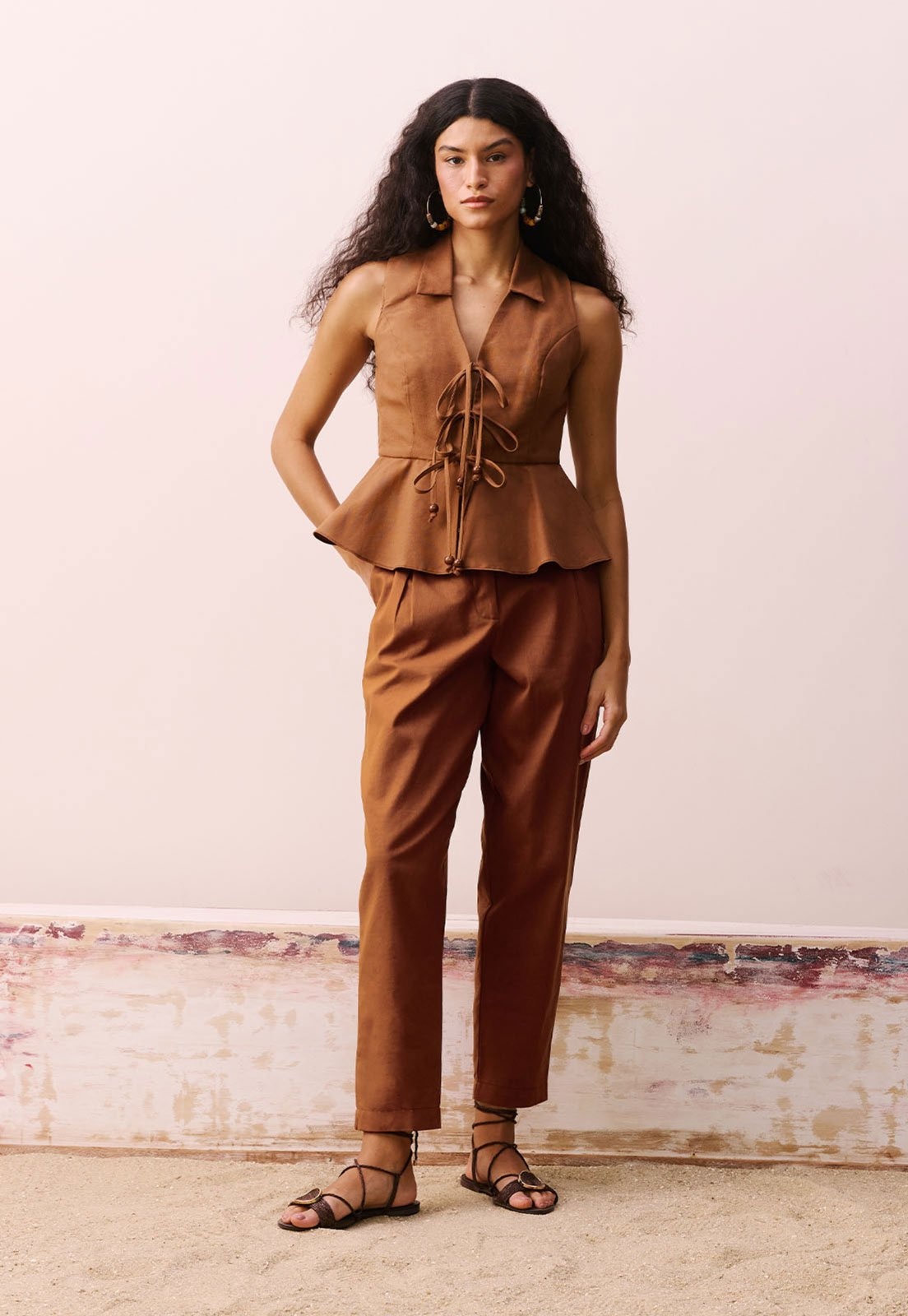 Imagem principal Calça CaCay Cenoura Pregas CaCay marrom