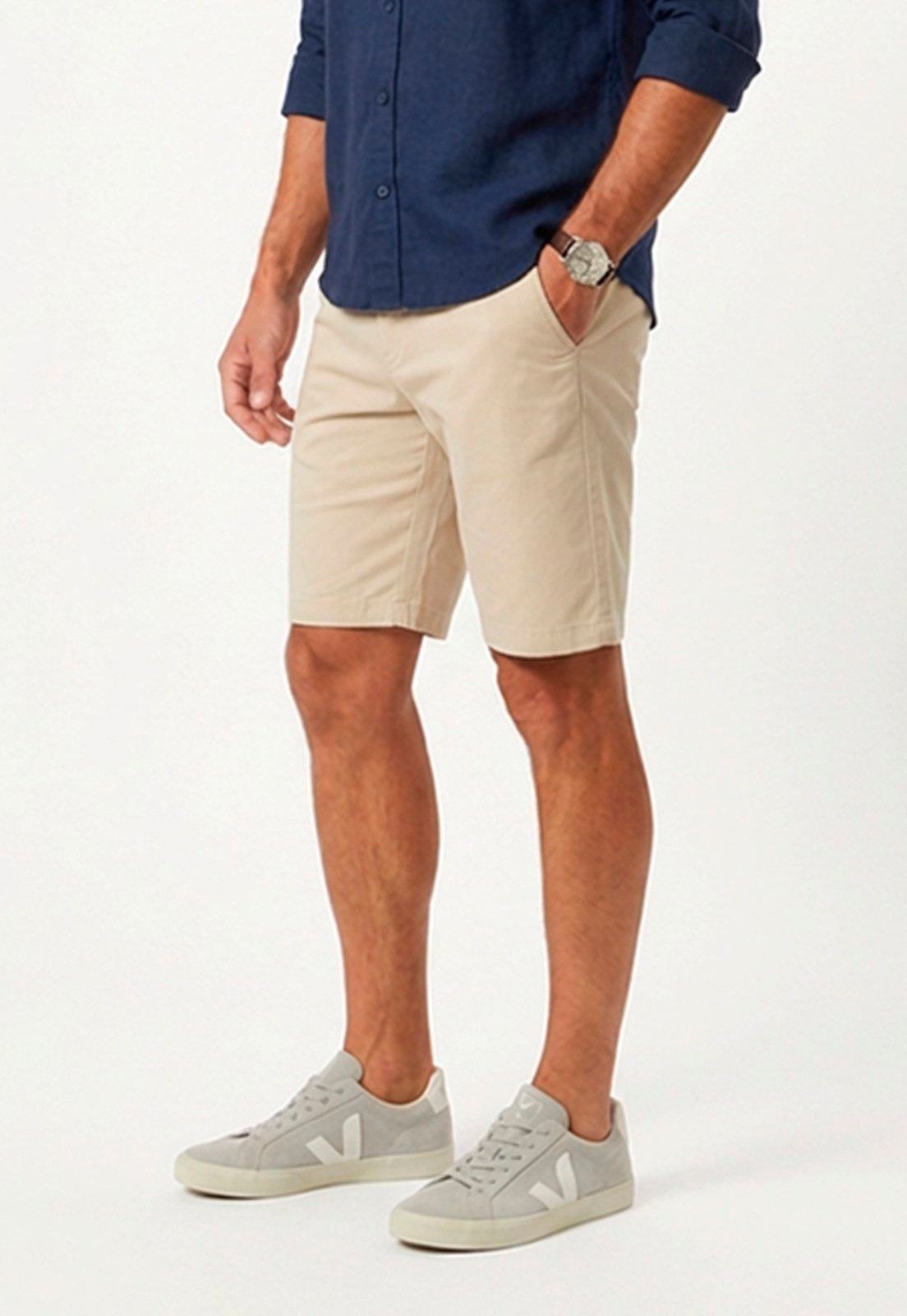 Imagem principal Bermuda Masculina Sarja Reta com Elastano Confortável e Versátil Claro Macaw bege/cáqui