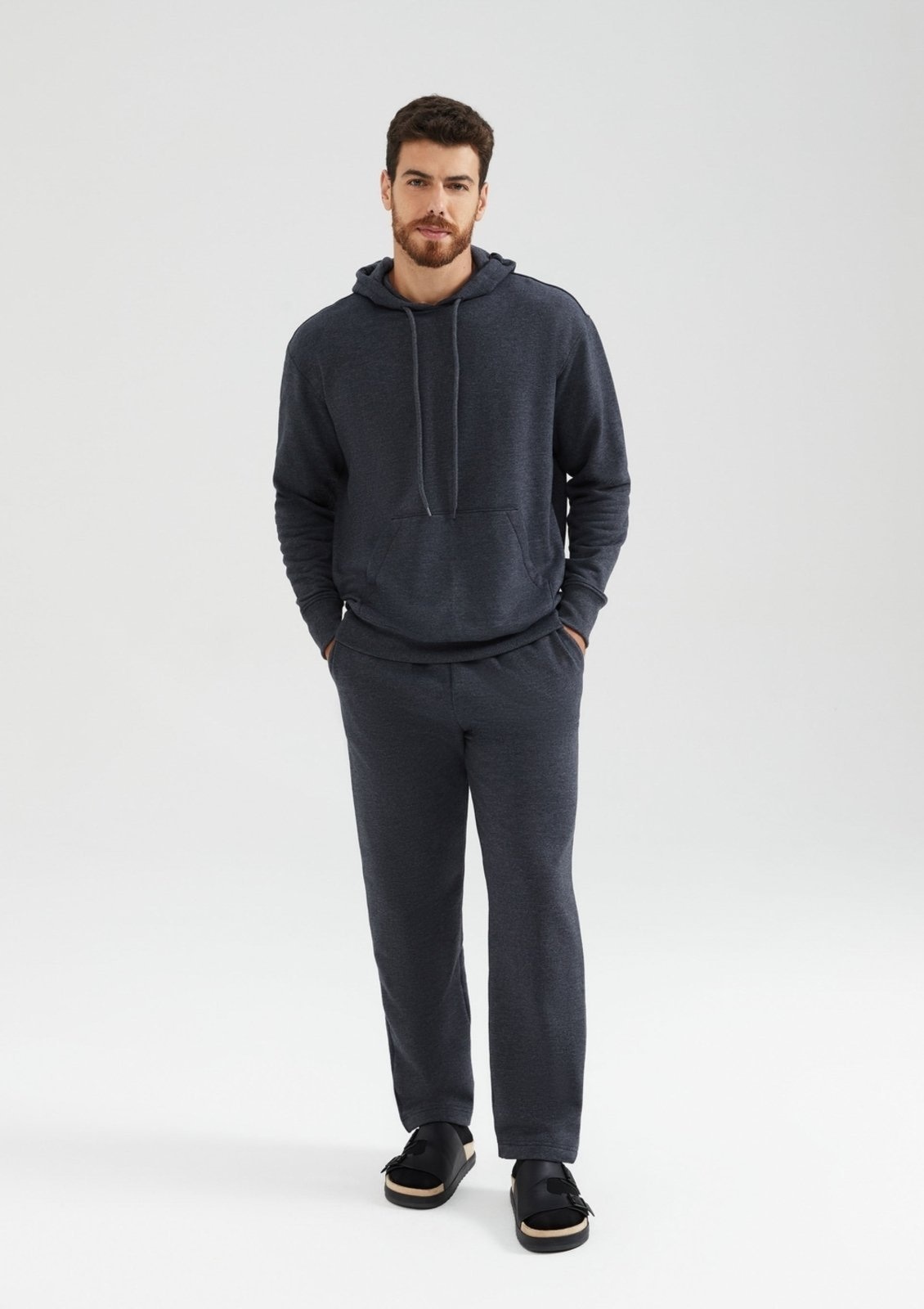 Imagem principal Calça Hering Básica Reta Em Moletom Peluciado Chumbo Hering cinza