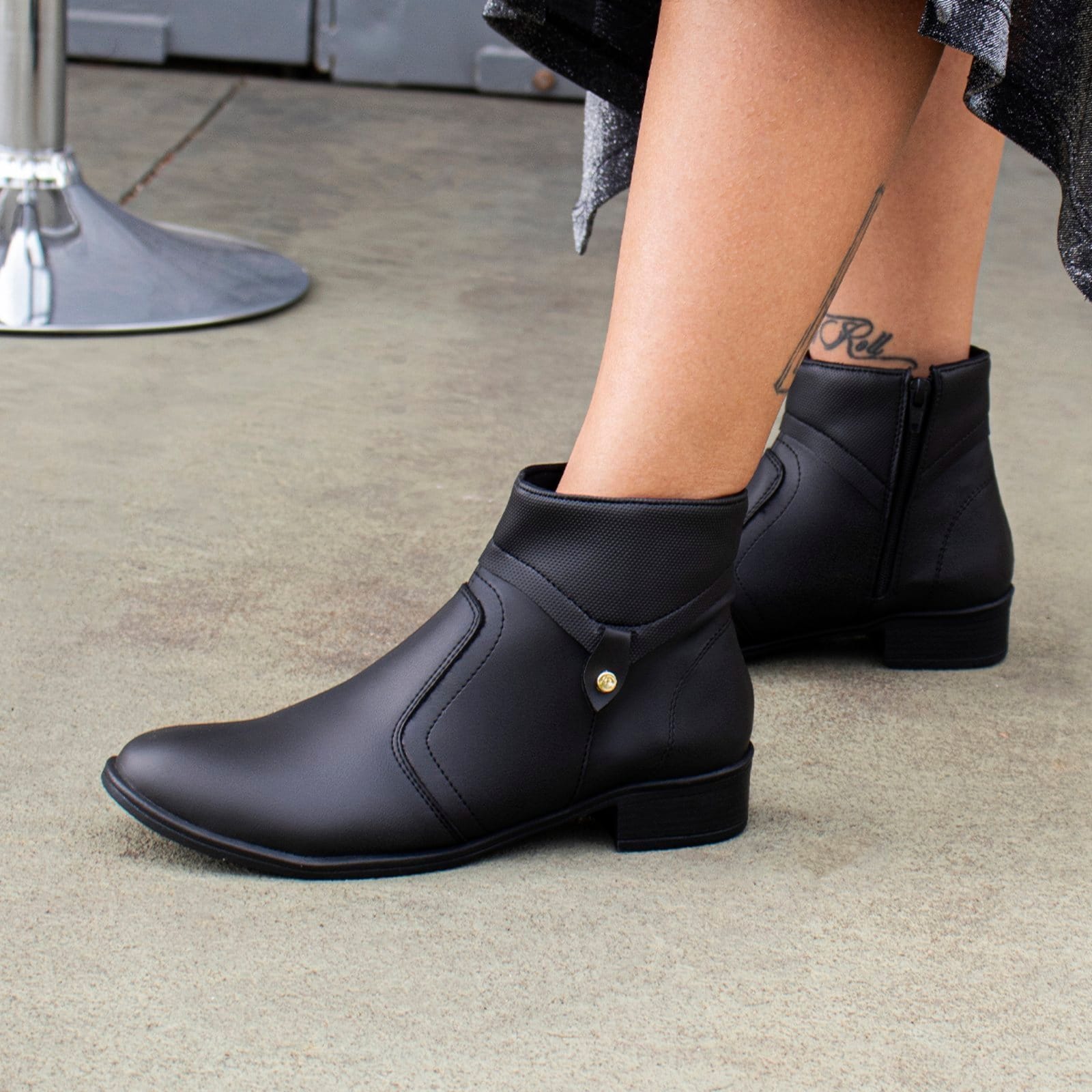 Bota Feminina Cano Baixo Coturno Com Zíper Lateral Salto Baixo Detalhe Botão Preta