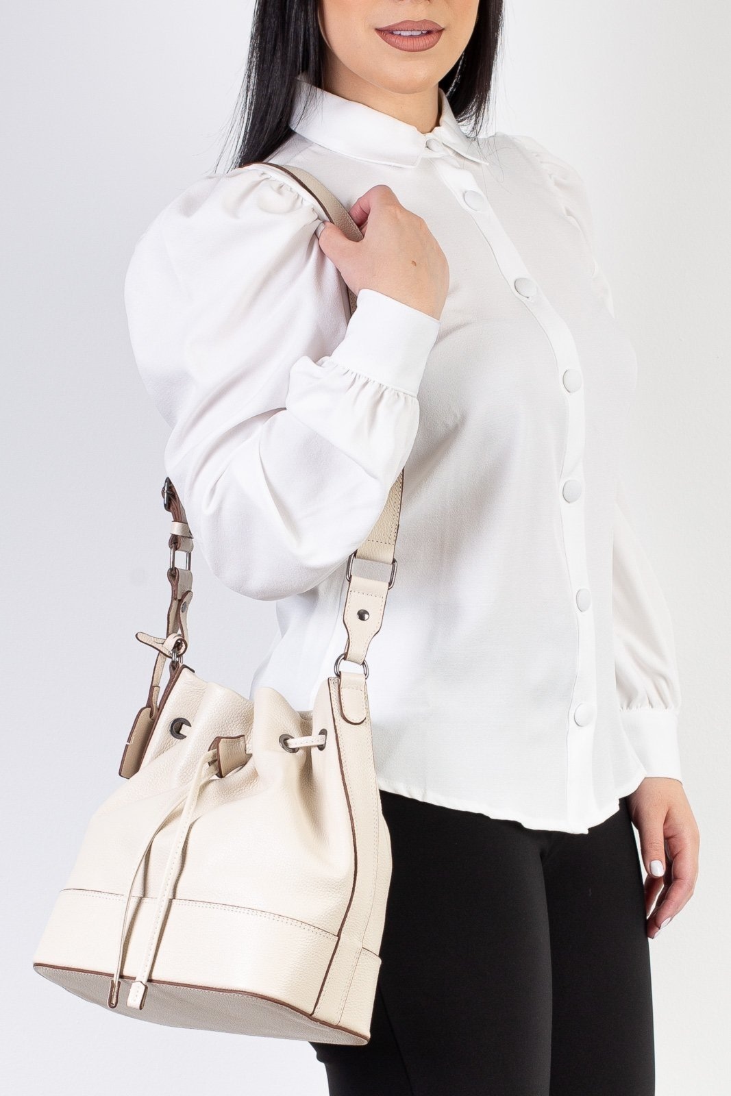 Imagem principal Bolsa Bellaniz Saco Em Couro Liso Naiara - Marfim Bellaniz bege