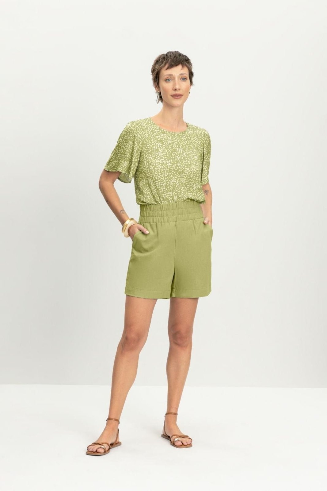 Imagem principal Shorts feminino em linho Essendi médio Essendi verde