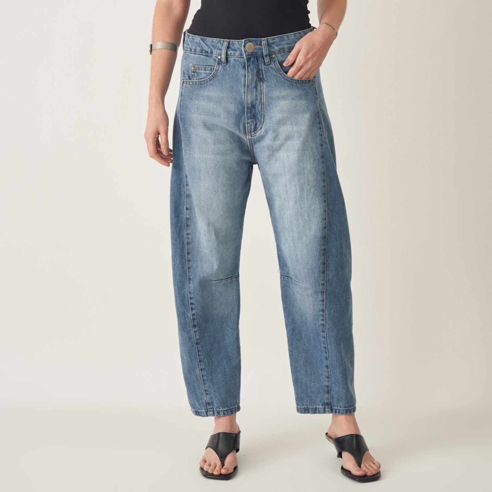 Imagem principal Calça Barrel com Recortes Bloom jeans