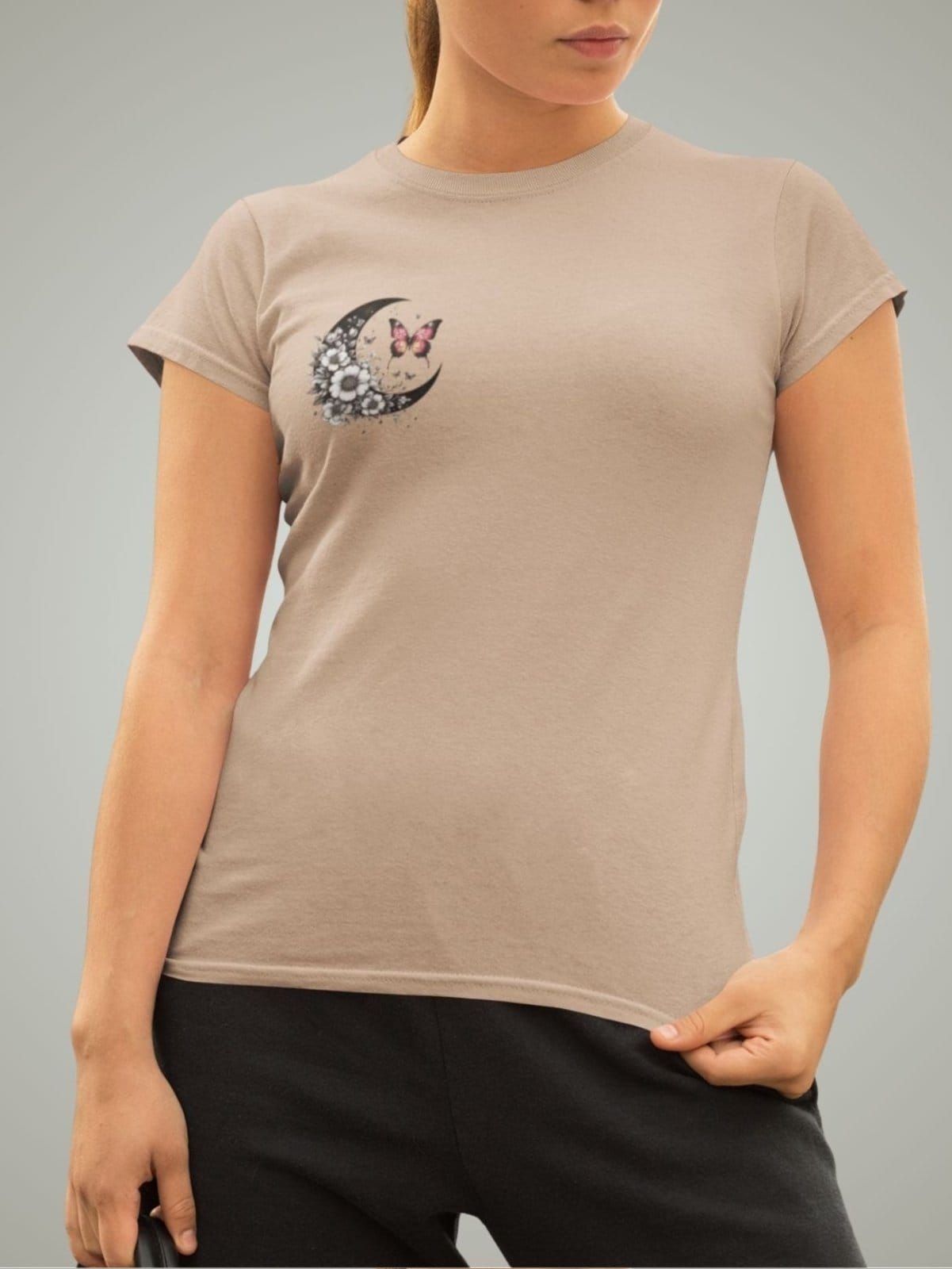 Camiseta Feminina GuGi Borboleta Lua Crescente Astros Estampa Pequena No Peito Caqui