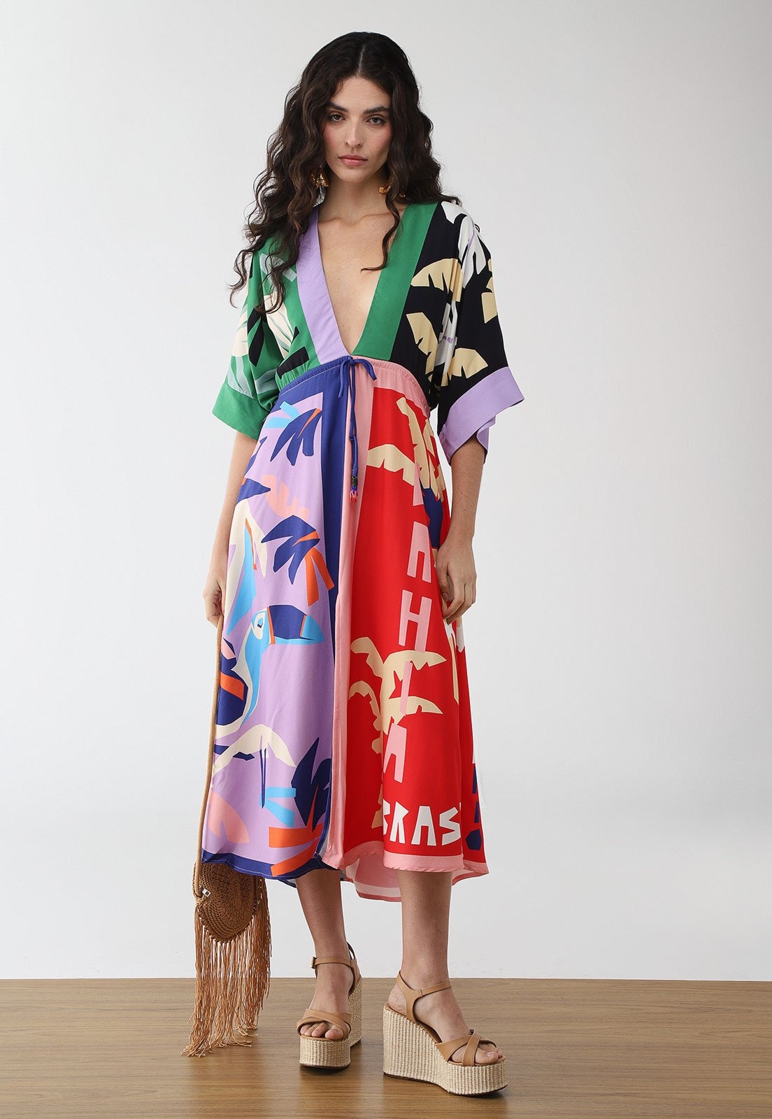 Imagem principal Vestido Feminino FARM Estampa Gráfica Multicolorida e Lilás e Azul e Vermelho e Preto FARM verde