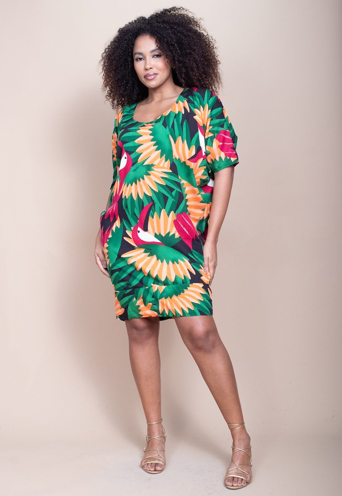 Imagem principal Vestido Cabanafree Curto Morcego Estampa Festa dos Tucanos Cabanafree estampado/laranja/verde/vermelho