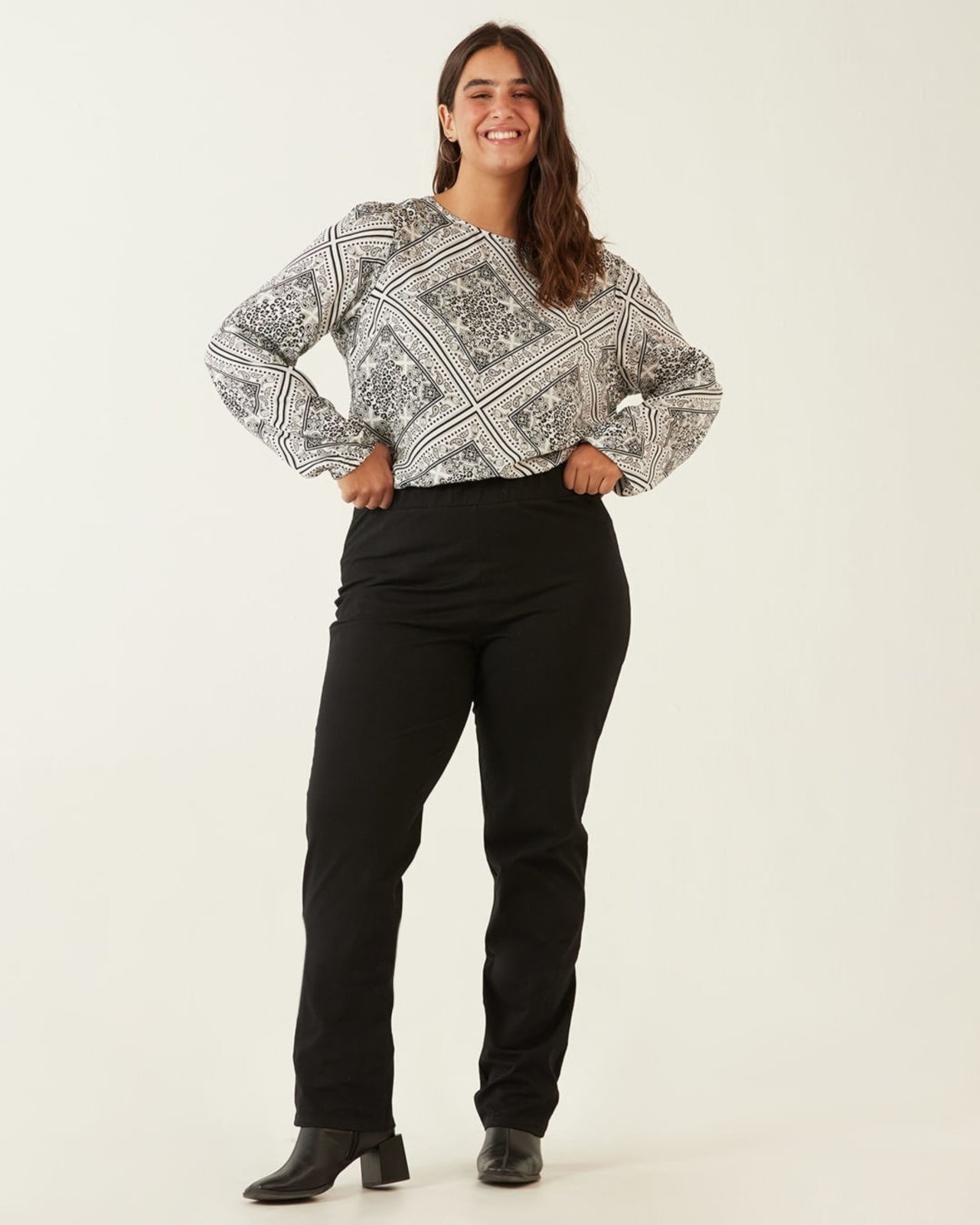 Imagem principal Calça Reta Básica Feminina Plus Size Cintura Média Em Algodão Malwee cinza