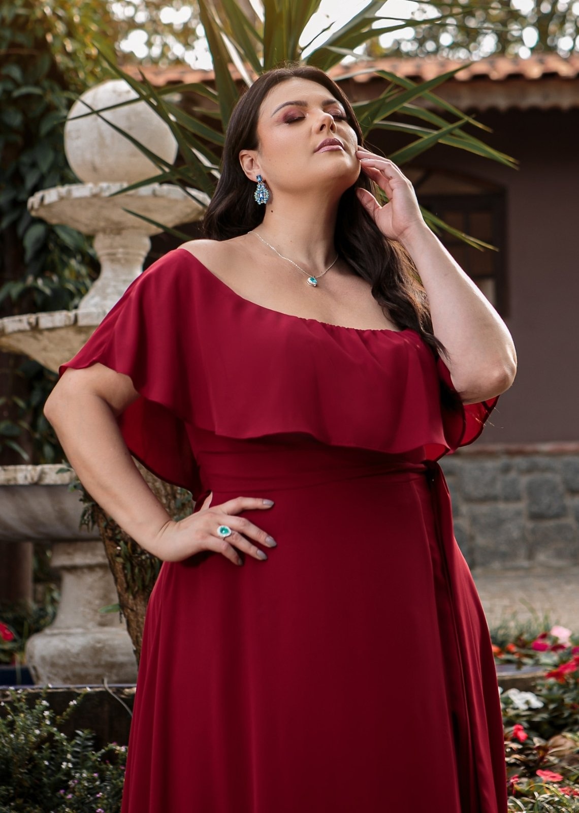 Imagem principal Vestido Longo de Festa Madrinhas Curvy Plus Size Ombro à Ombro com Fenda Dennila Cia do Vestido Marsala Cia do Vestido bordô