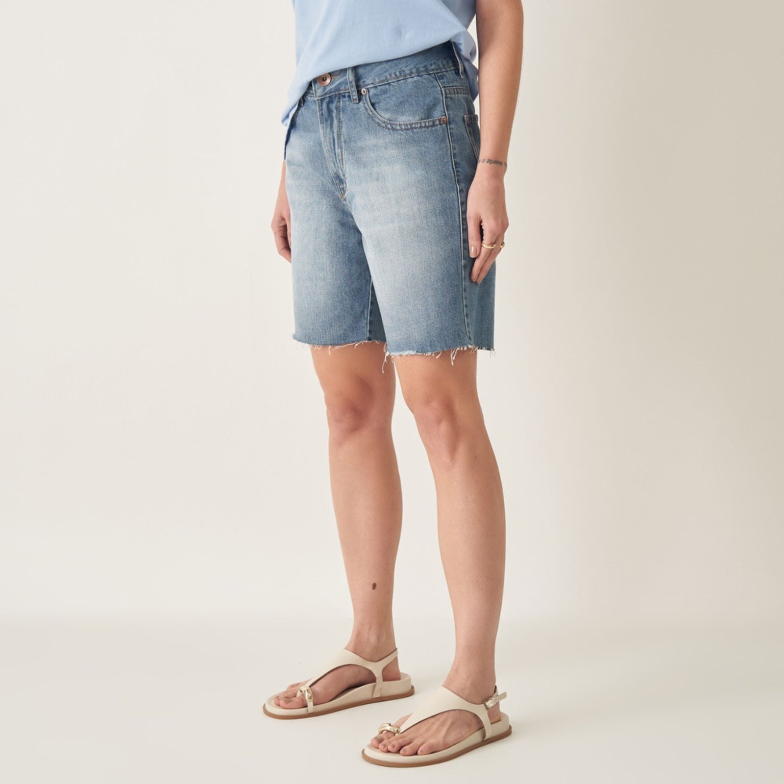 Imagem principal Bermuda Reta com Barra Desfeita Bloom jeans