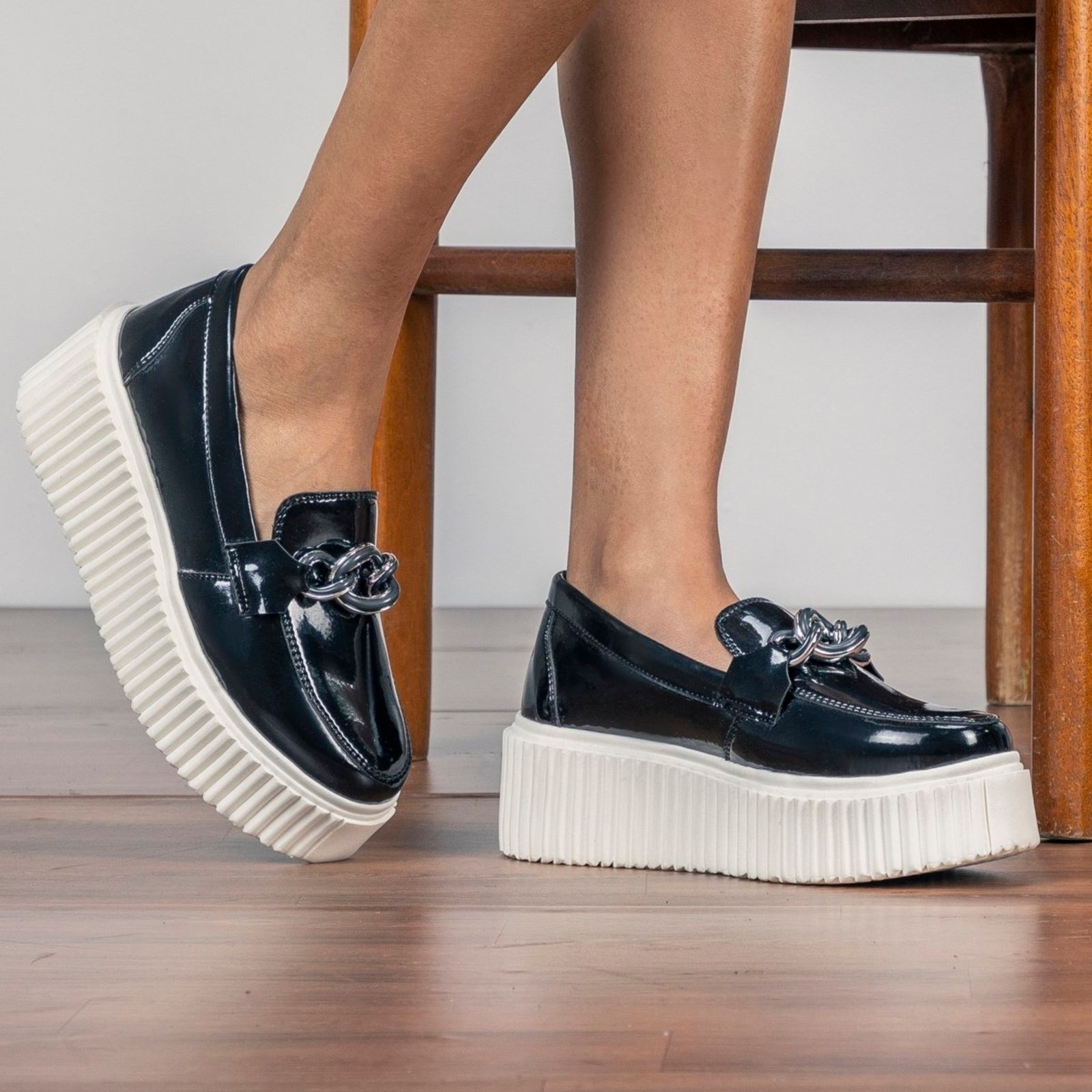 Imagem principal Mocassim Feminino GuGi Victoria Metalizado Sola Alta Antiderrapante Moda Verniz Gugi preto