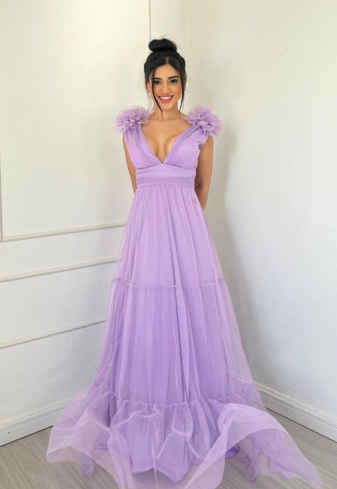 Vestido Longo de Festa Madrinhas com decote em V Detalhes nos Ombros Gylane Lavanda Lilas