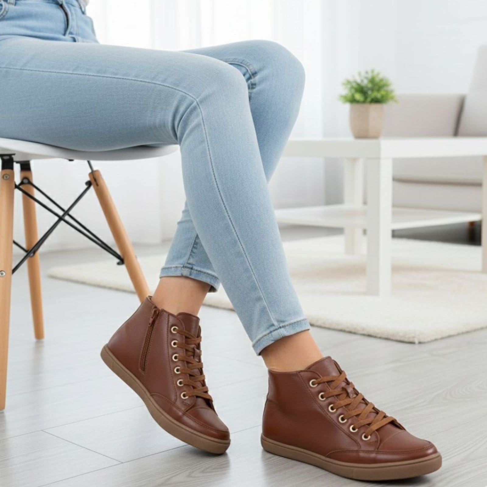 Bota Feminina Rasteira Cano Curto em Couro com Zíper