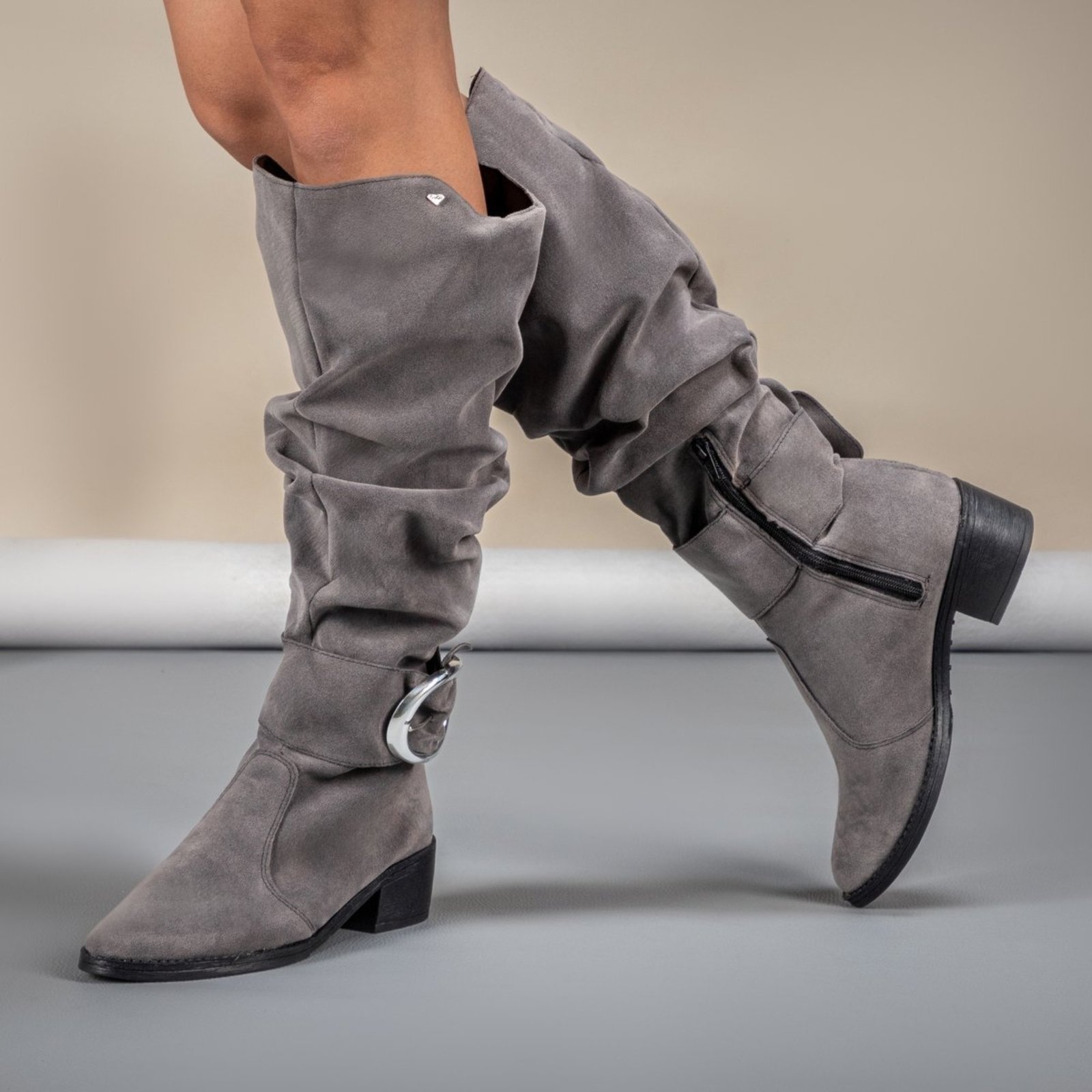 Imagem principal Bota Montaria Feminina GuGi Em Camurça Enrugada Cano Alto Zíper E Fivela Chumbo Gugi cinza