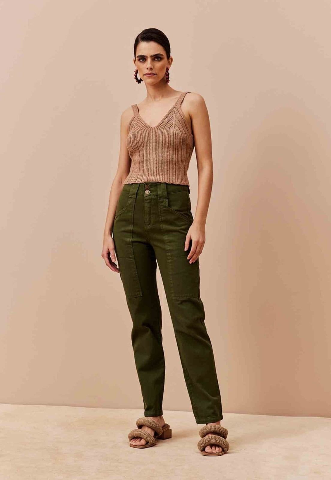 Calça Cenoura CaCay com Bolsos Frente