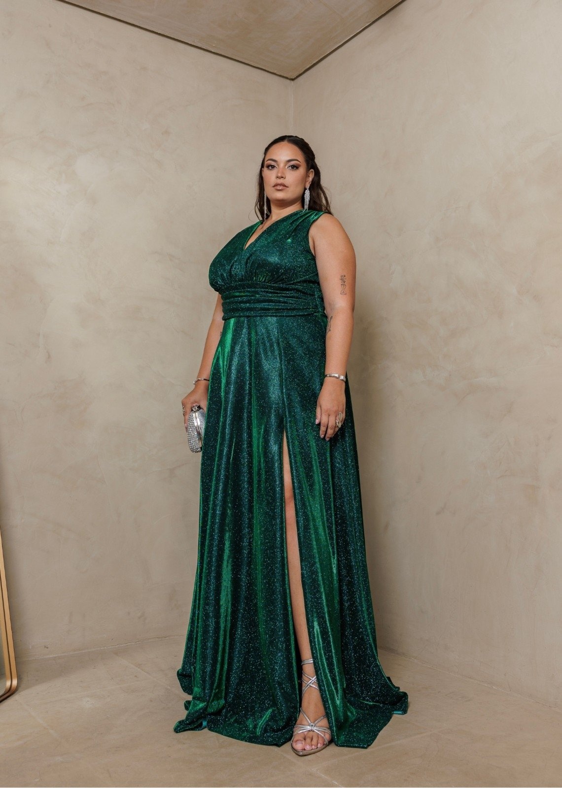 Imagem principal Vestido Longo de Festa Plus Size Decote em V Com Brillho com Fenda Amynalia Cia do Vestido Esmeralda Cia do Vestido verde
