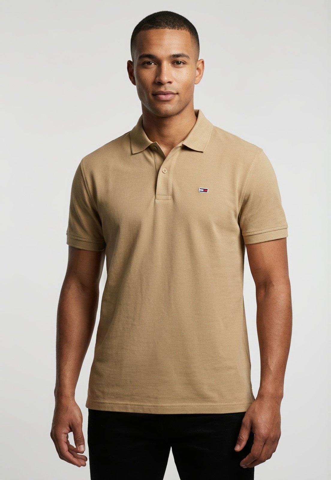 Imagem principal Camisa Polo Masculina Tommy Jeans TJM REG BADGE TEE EXT Tommy Jeans bege