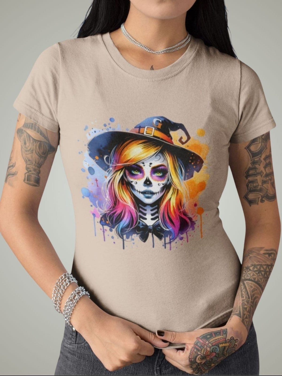 Camiseta Básica Feminina Bruxinha Colorida Halloween Caqui