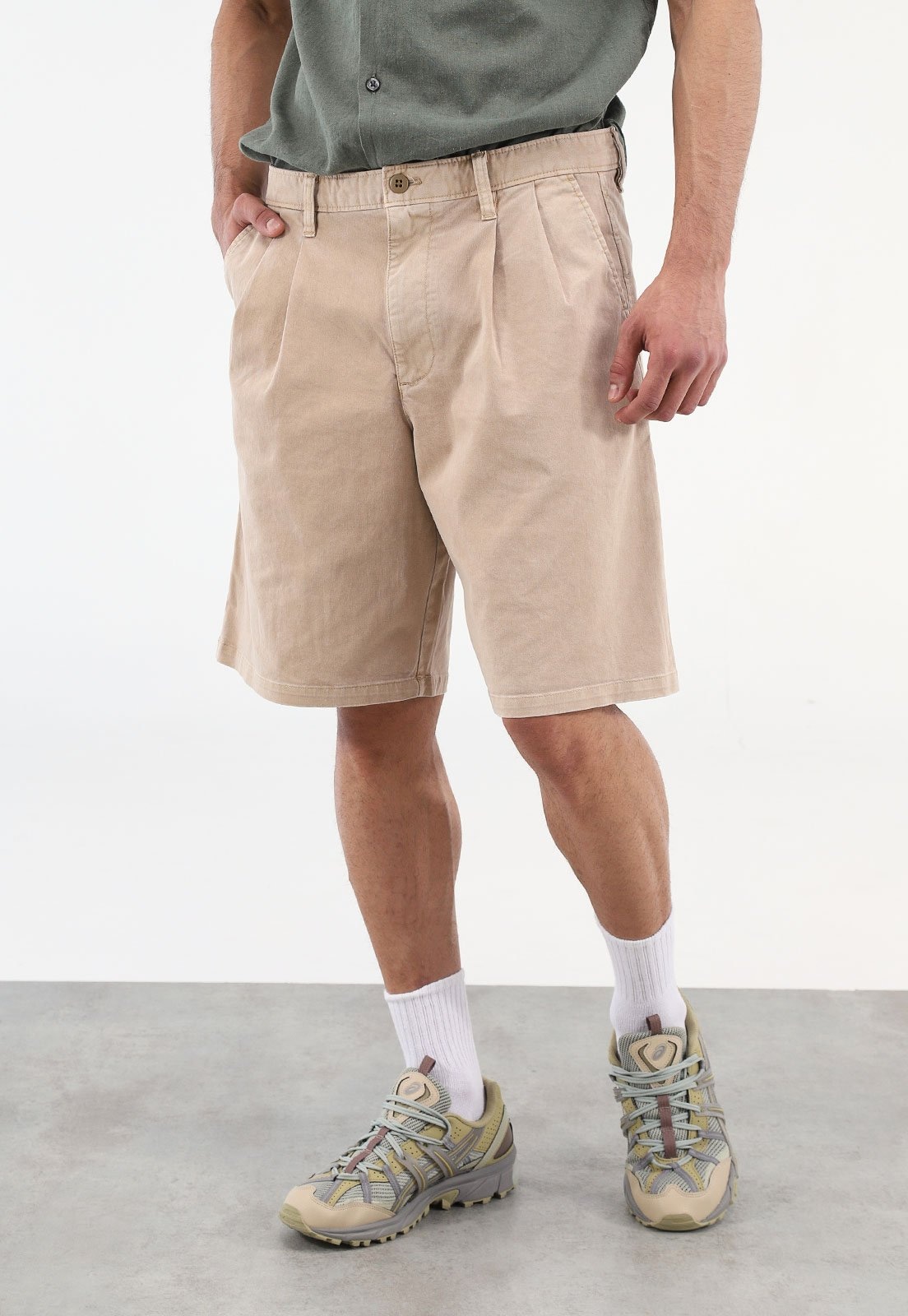 Imagem principal Bermuda Sarja GAP Reta Pregas GAP bege