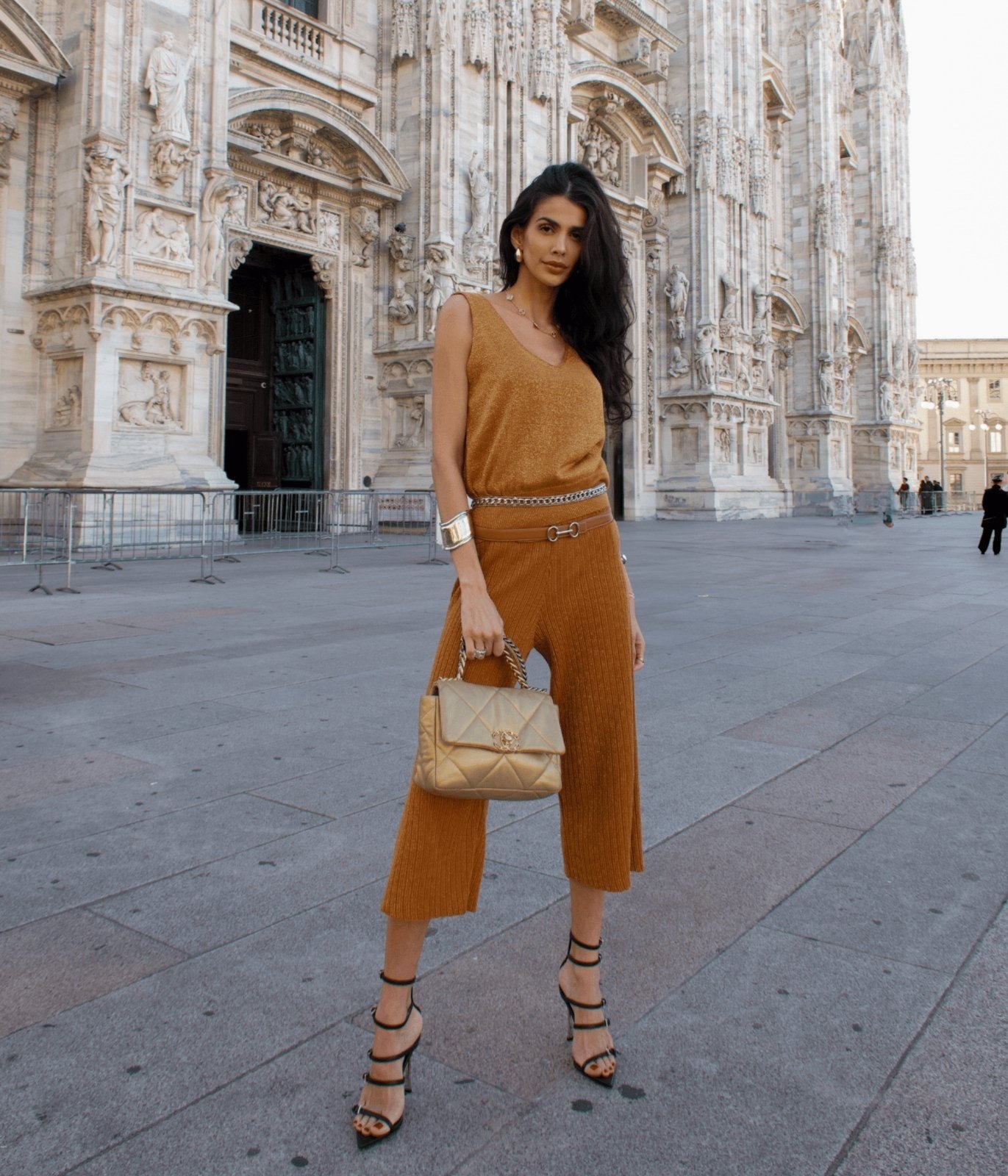 Imagem principal Conjunto Cherry Line Blusa Regata Decote V Calça Pantacourt Lurex Feminino Cherry Line dourado
