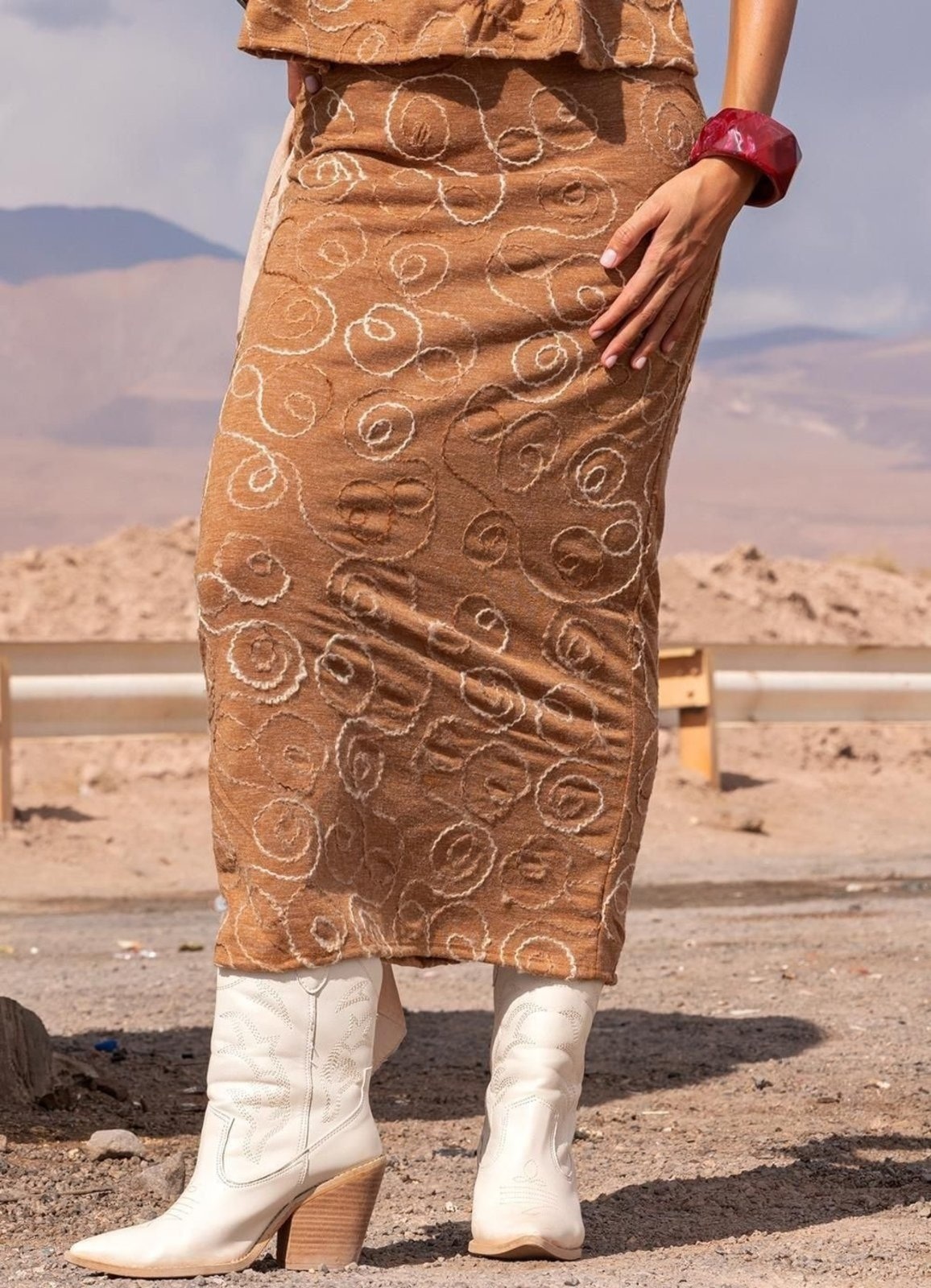 Imagem principal Saia Feminina Bordado Abstrato Em Malha Bordada Quintess marrom